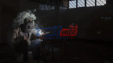 न्यूनतम मजदूरी – कारखाने में काम करते हुए औद्योगिक श्रमिक
