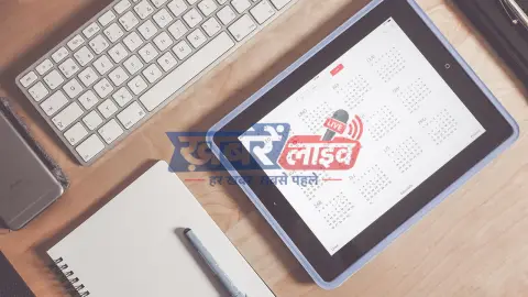 मोबाइल पर पीएम किसान योजना की जानकारी देखते हुए भारतीय किसान