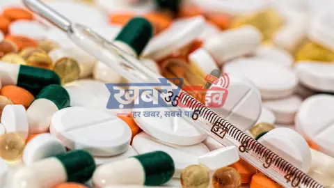 जन औषधि योजना – प्रधानमंत्री जन औषधि केंद्र पर दवाइयां देखते लोग