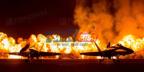 वाराणसी के नमो घाट पर गंगा के ऊपर वायुसेना के विमानों का एयर शो