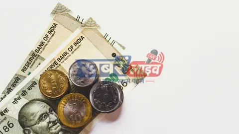 करेंसी – भारतीय रुपये के नोट और अमेरिकी डॉलर की सांकेतिक तस्वीर