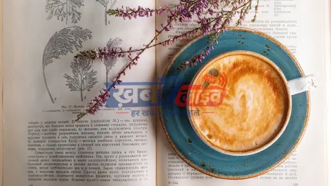 अस्सी घाट – वाराणसी में घाट किनारे साहित्यिक परिचर्चा का दृश्य