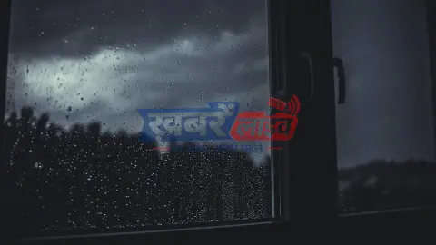 ऑरेंज अलर्ट – वाराणसी के आसमान में छाए घने काले बादल और तेज बारिश का संकेत