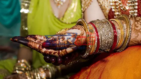 करवा चौथ के लिए सजे भारतीय पारंपरिक आभूषण और चूड़ियां