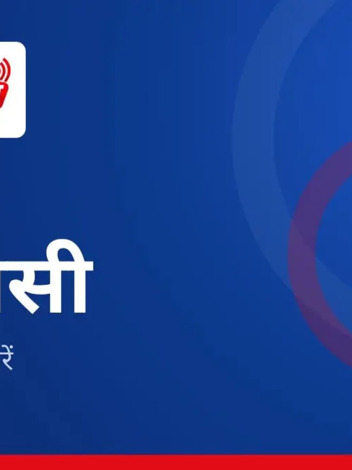 वाराणसी के घाट पर प्रसिद्ध संध्या गंगा आरती का दृश्य