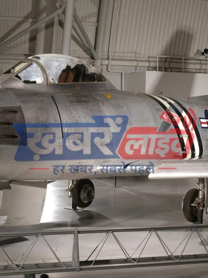 Varanasi Air Show – वाराणसी में नमो घाट के ऊपर गंगा नदी पर एयर शो का प्रदर्शन करते लड़ाकू विमान